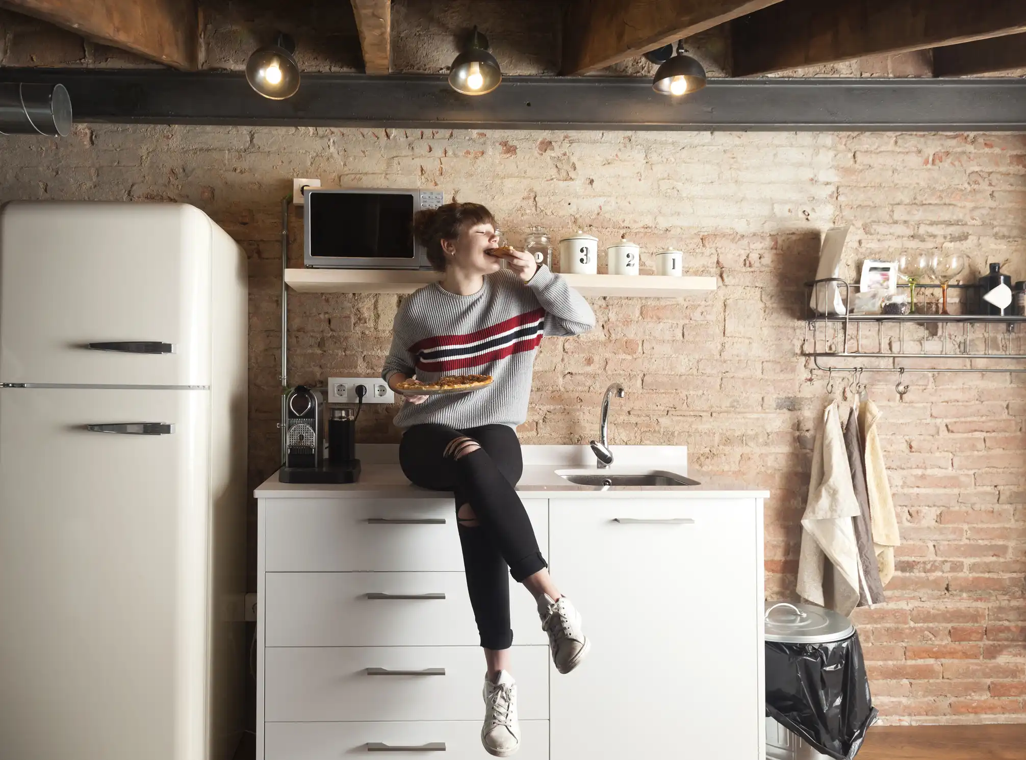 Bild junge Frau in Küche