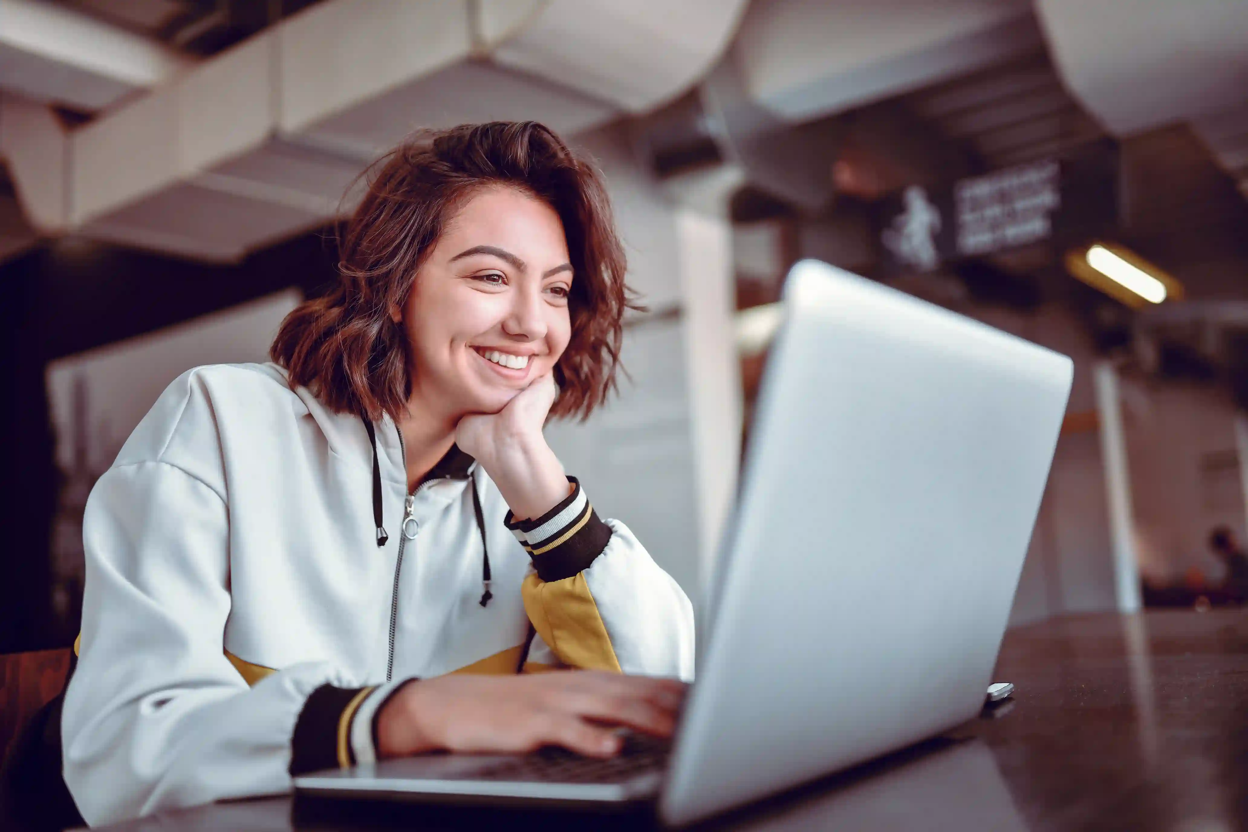 Bild junge Frau sitzt am Notebook