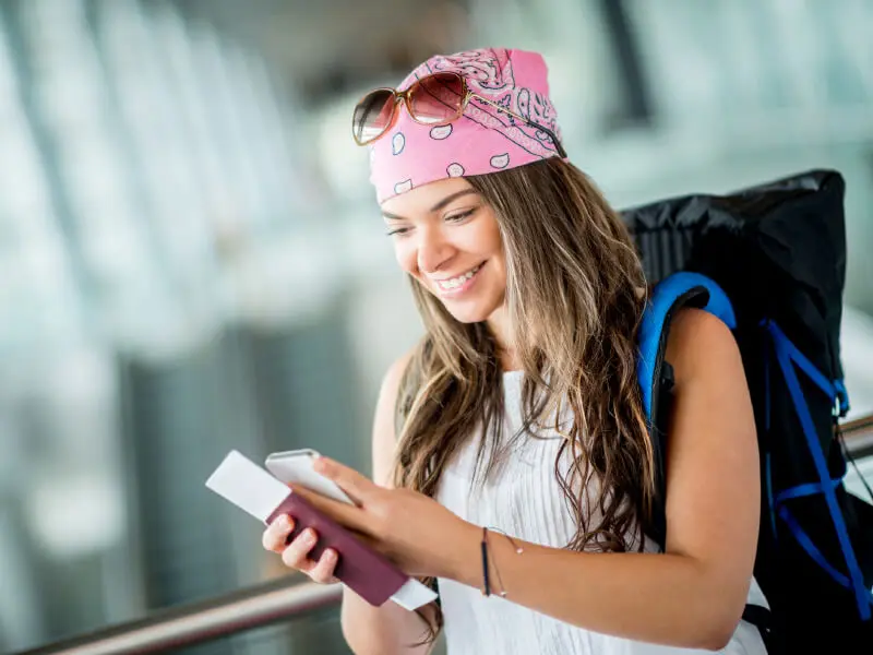 Bild junge Frau mit Pass und Rucksack