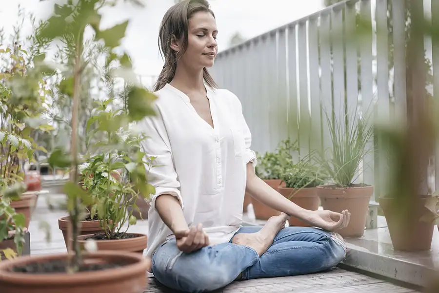 Bild Frau beim meditieren