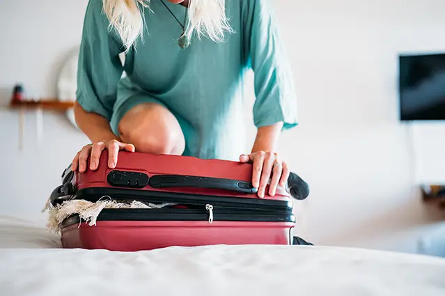 Bild Frau beim Kofferpacken