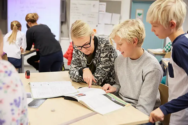 Bild Lehrerin mit Schülern