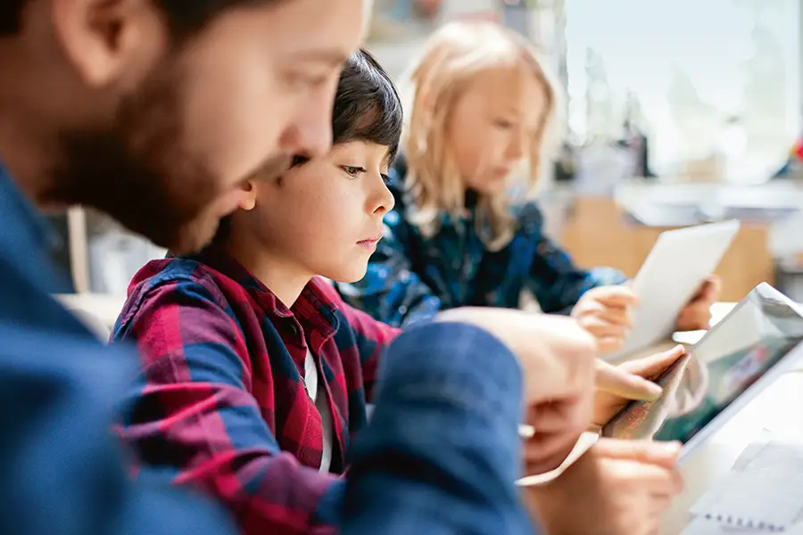 Bild Lehrer und junge Schüler