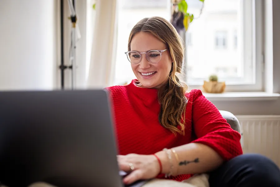 Bild junge Frau sitz an einem Notebook